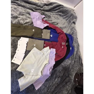 Träningset womensbest  - Leggings, tränings toppar, funktions tröjor, shorts, toppar med ärmar. Här får du totalt 3 leggings, 3 toppar med ärmar, 1 sportbh, 2 shorts 2 funktionströjor. Säljs separat 200kr st eller 1700kr för allting. Mycket är nytt och knappt använt. Tags följer.