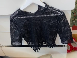 Blandat med saker  - Topp från shein storlek xs. Pris 60  Korsetttopp från shein storlek xs. Pris 60  Kjol storlek xs. Pris 60 Köp alla för 120