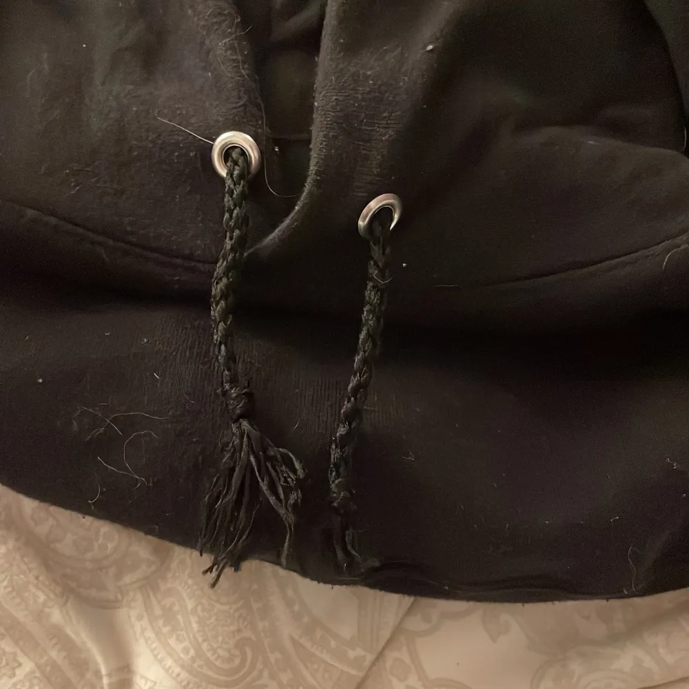 Säljer min svarta thrasher hoodie med vit text. Den är i fint skick förutom att snörena är avklippta och att den Tyvörr har två små hål på fickan, syns inte på håll. Trycket är fint. 💓stl 38. Hoodies.
