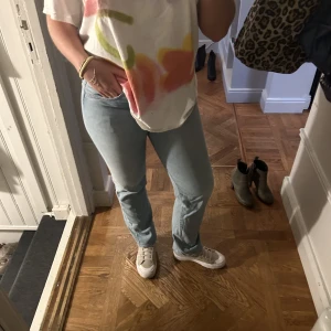 Toteme jeans - Snygga och fräscha jusblå toteme jeans. Nypris 2500kr
