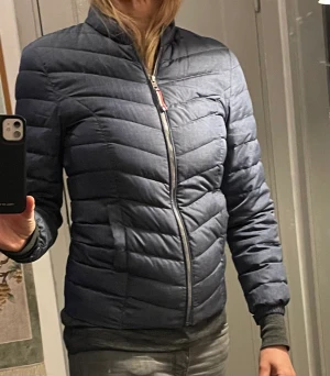 Hilfiger jacka - Storlek S, lagad på ett ställe på insidan.