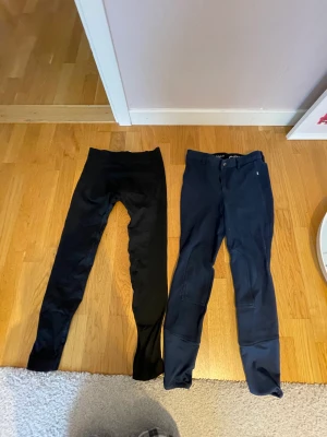 Två par ridbyxor från Crw! - Två par ridbyxor från Crw, de till höger är mörkblå o de till vänster svarta. Skriv för mer bilder o priset kan diskuteras!