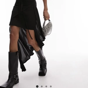 Oanvänd kjol x2 - En oanvänd kjol. Beställde två storlekar och tyvärr passar ingen, väligt snygga dock. Hann inte returnera. Från topshop