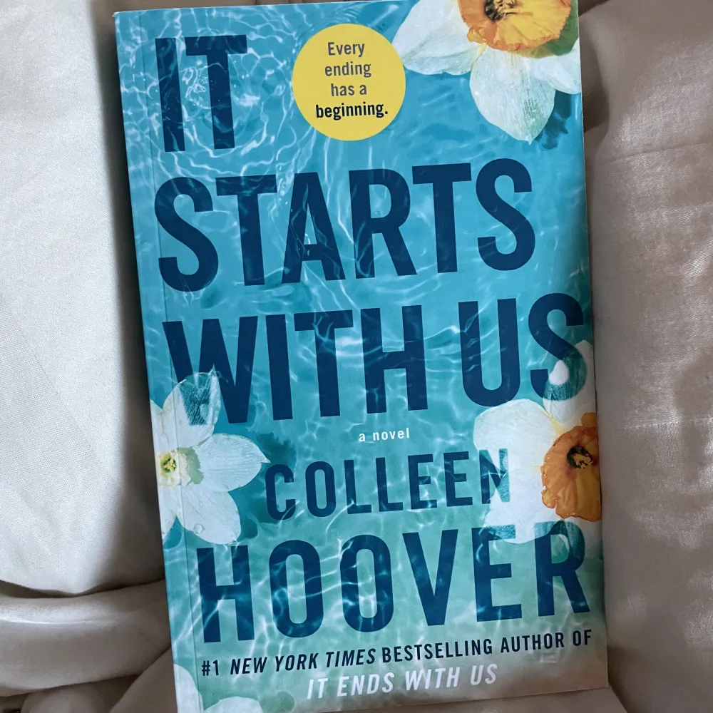 Bok på engelska av Colleen Hoover, läst en gång men är i nyskick . Övrigt.