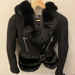 Varm Dam Jacka - Säljer denna snygga varma jacka som passar perfekt i detta väder. Faux fur mink päls. Använd 2 gånger. Köptes för 2499kr. Jackan är i storlek M men liten i storlek. Passar de med storlek S samt XS 