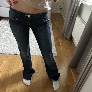 Utsvängda lågmidjade jeans - Mörkblåa i märket guess. Fler bilder privat:) hör av er vid frågor! Jag använder köp nu funktionen!