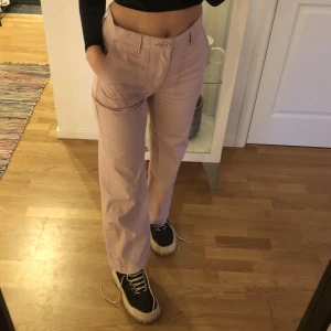 Dr denim Storlek S - Beigerosa jeans med stora framfickor och rak modell. Väldigt bra skick utan fläckar