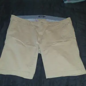 Ett par beiga shorts ifrån Dressman Xl i storlek 4xl