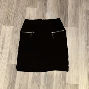 Kjol - Kjol med dragkedjor 