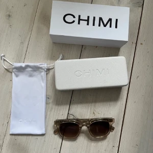 Chimi  - Sälejer mina chimis i modellen 02 och färgen ecru. De är jättefina utan minsta skada, men jag tycker inte att de passar på mig. Modellen är i princip identisk med modellen 04💕 Allt på bilden ingår, box, kartong de levereras i, tygpåse och såklart glasögon