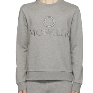 Moncler Sweatshirt  - Väldigt snygg Moncler tröja i storlek M i bra skick.  Rökfritt och djurfritt hem,   Skriv vid frågor,  Kan mötas upp i Stockholm eller skicka med Postnord