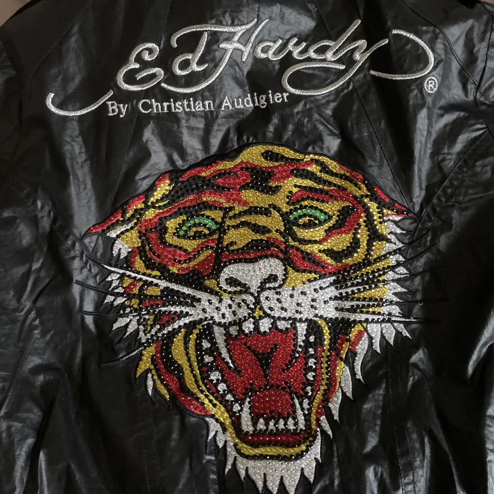 Säljer min svin coola ed hardy jacka då den är för liten för mig! Den är i nyskick och jag har bara testat den, alla stenar sitter kvar osv. Skriv för mer bilder💞 Pris kan diskuteras!!. Jackor.