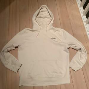 En beige skön arigato hoodie, köpt på arigatos hemsida. 9/10 skick nypris: 1600 mitt pris 600