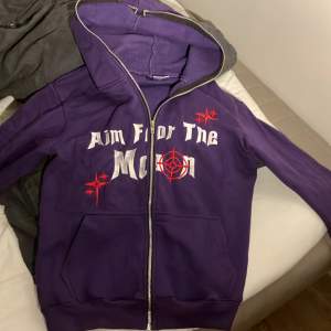 Säljer nu min aim for the moon hoodie då den inte kommer till användning varm och skönt material nästan oanvänd dunder skick skriv om ni har några frågor :)