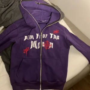 Aim for the moon hoodie - Säljer nu min aim for the moon hoodie då den inte kommer till användning varm och skönt material nästan oanvänd dunder skick skriv om ni har några frågor :)