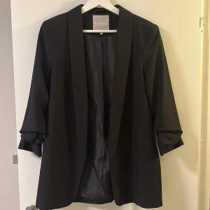 Kavaj - Svart kavaj en model som ser ut som att du har tagit upp armarna