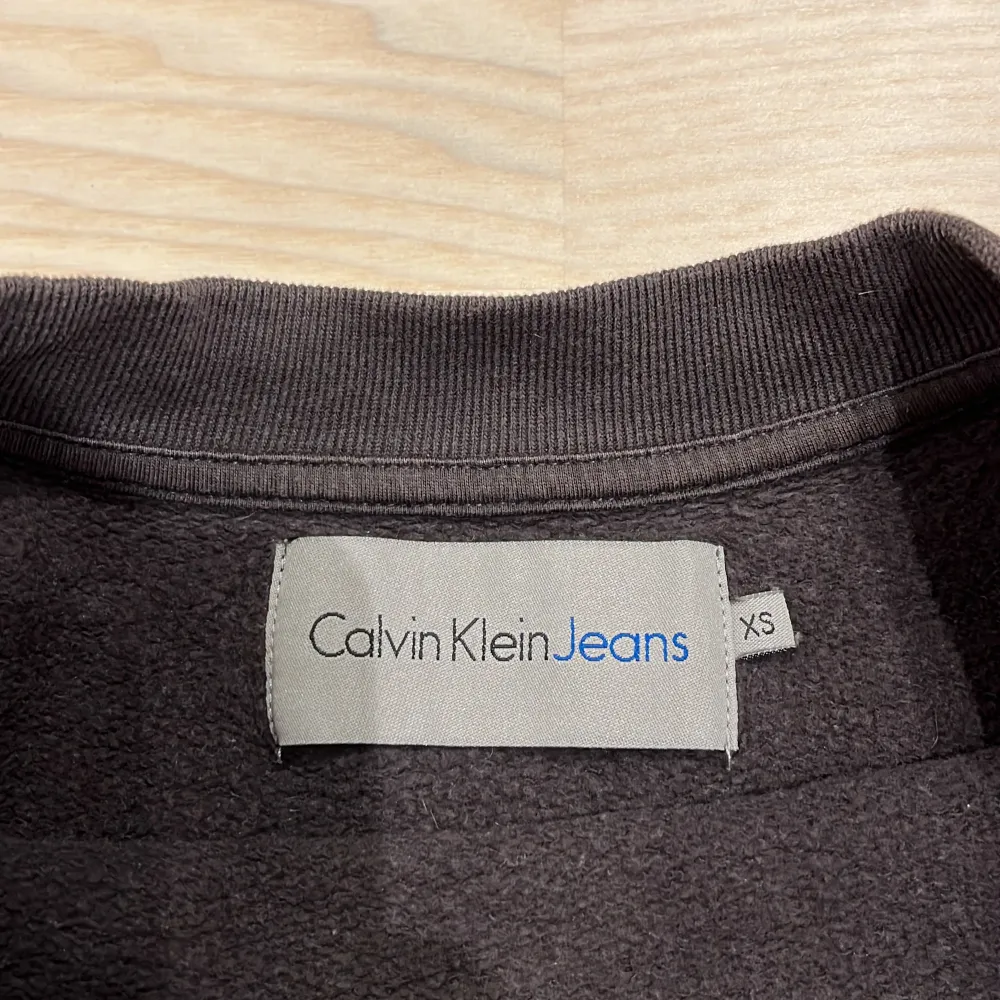 Säljer en riktigt skön Sweatshirt från märket Calvin Klein! Inga defekter förutom att texten håller lite lite på att bli sämre. Säljer för att den passar mig inte längre. Pris kan självklart diskuteras! Mvh . Tröjor & Koftor.