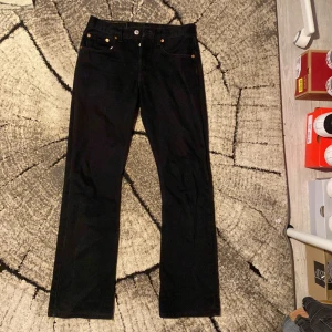Levis 555 - Säljer dessa Levis 555 i bra skicka. Jeansen sitter lite bootcut. Skriv järna vid minsta lilla fundering!