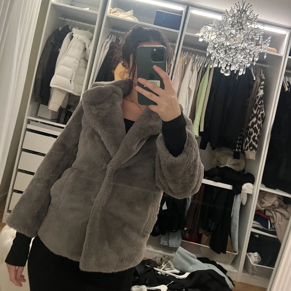 Gosig, väldigt mjuk och elegant pälsjacka! . Takit.