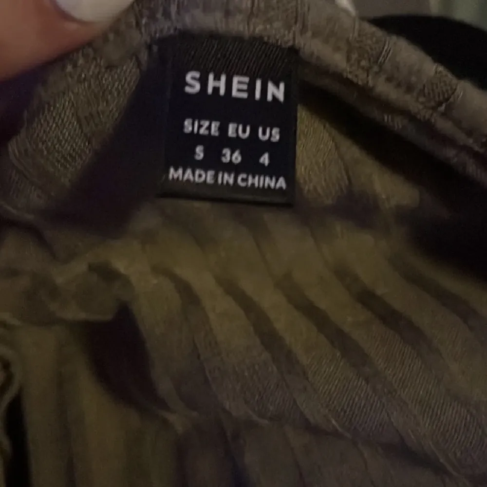 Super mysig ribbad tröja från shein!💞 fantastisk material och jätte fin fast den är för kort för mig så den kommer ej till användning så säljer ist💗. Tröjor & Koftor.