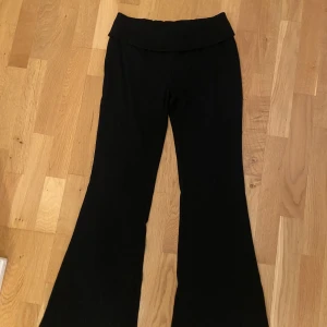 Lågmidjade bootcut yogapants - Lågmidjade bootcut yogapants. jättefint skick då dom är använda bara någon gång! kan skicka bild med dom på också!