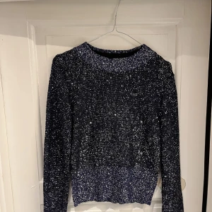Glitter tröja - Glitter tröja perfekt nu inför vinter. Bra kvalitet och superfint till kvällar. Helt oanvänt! 