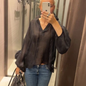 Blus - Säljar denna as snygga blus då den är kommer till användning och är inprincip oanvänd och är nu nyskick🫶🏻