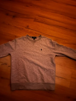 Ralph Lauren crewneck - Skick 10/10 Inge hål eller nånting Passar 14/16 åringar 