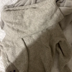 off shoulder tröja - Jättefin off shoulder tröja från hm som inte säljs länge. Bra skick, pris kan diskuteras💗