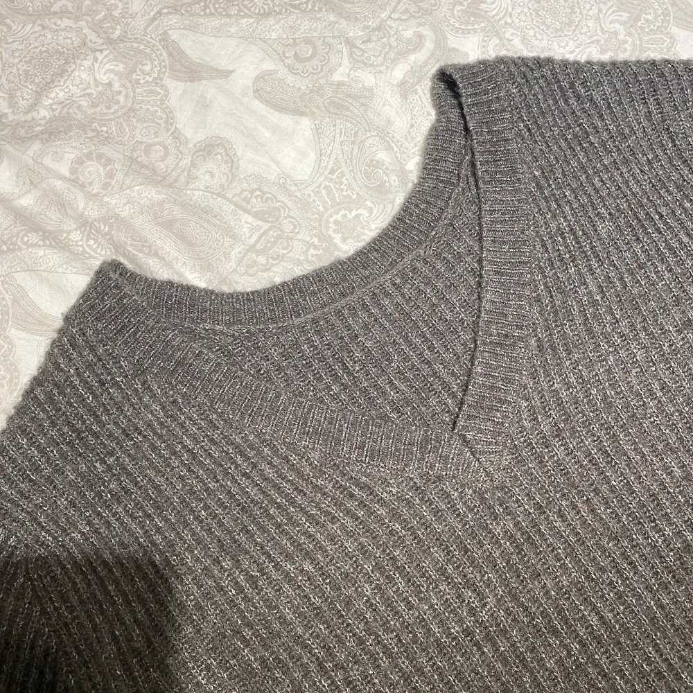 Mörkgrå stickad tröja från NA-KD, XS  Tröjan har djup rygg, säljer då den inte används längre ☺️Köparen står för frakten 📦🥰. Tröjor & Koftor.