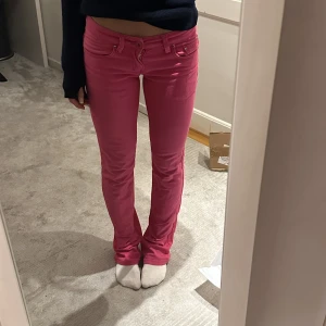 Rosa lågmidjade jeans - Midjemått: 35 cm Innerbenslängd: 82 cm Jag är 161 cm❤️