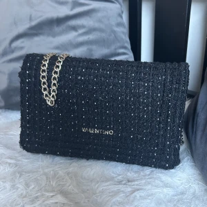 Valentino väska - Lägger ut igen pga oseriös köpare! Superfin väska som har plats för allt som behövs ha under dagen. Den är i väldigt bra skick då den är använd fåtal gånger. Säljer pga att jag inte använder den. Skriv om ni är intresserade (innan användning av köp nu)💕