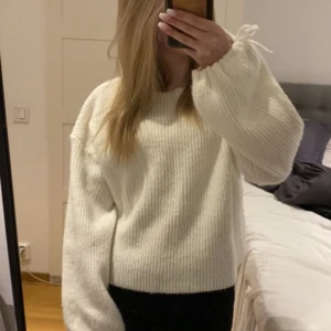 Stickad tröja💞 - Supersöt stickad tröja. Tyvärr så kommer den inte till användning därefter säljer jag nu den, inga defekter eller liknande💞💞