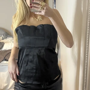 Svart topp  - Säljer denna svarta toppen! I siden🖤