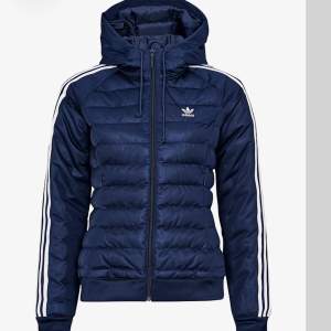  En jättefin och snygg Adidas jackan i färgen navy blue/marinblå som har använts några gånger. Är du super snygg och vill bli av med funkar bra som vår höst och vinterjacka