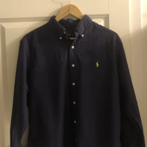 Ralph lauren skjorta  - Ralph lauren skjorta i fint skick, Storlek, L   Marin blå, skjortan säljs då den inte används längre,