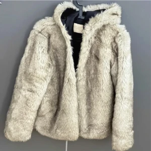 Pälsjacka  - Så snygg pälsjacka med luva! Fint skick!