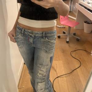 Ett par super snygga jeans som tyvärr inte kommer till användning längre! Rekommenderas till någon som är ca 160 lång