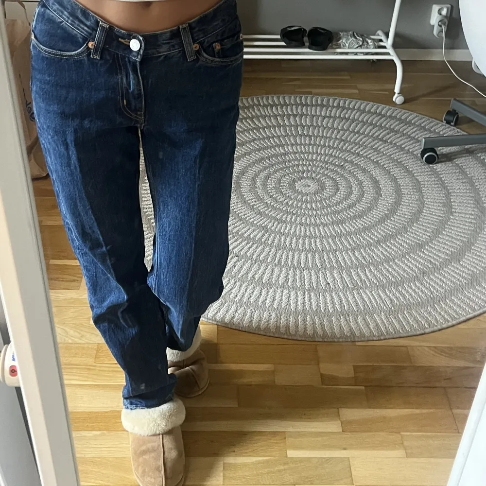 Mörkblå jeans från weekday, knappt använda och därav fint skick! skriv för fler bilder elr diskutera priset eller om du har nån annan fråga❤️. Jeans & Byxor.