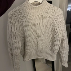 Stickad polotröja  - Använd ett fåtal gånger,bra skick. Super skön och varm
