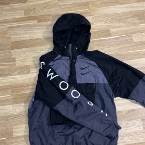 Nike vindjacka  - Är typ oanvänd Köpt från Zalando värd 979kr, och den lilla axelväskan ingår värd 229kr :)