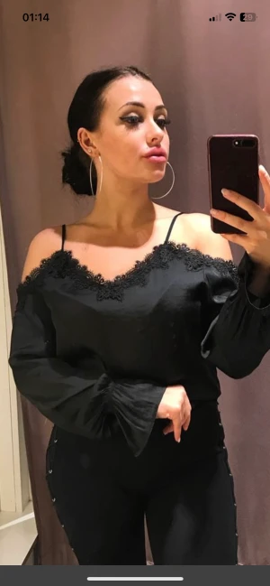 Blus Offshoulder  - Offshoulder spetsmönstrad blus som blivit bortglömd i garderoben, söker ny familj ❤️‍🩹
