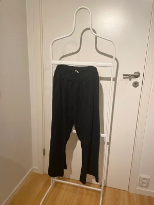 Lindex tygbyxor barn - Här säljs ett par svarta barn tygbyxor från lindex. De är i okej skick , man kan se tt de är lite använda annars är allt super. De är sköna och utsvängda så det är enkelt att röra sig i de.💝