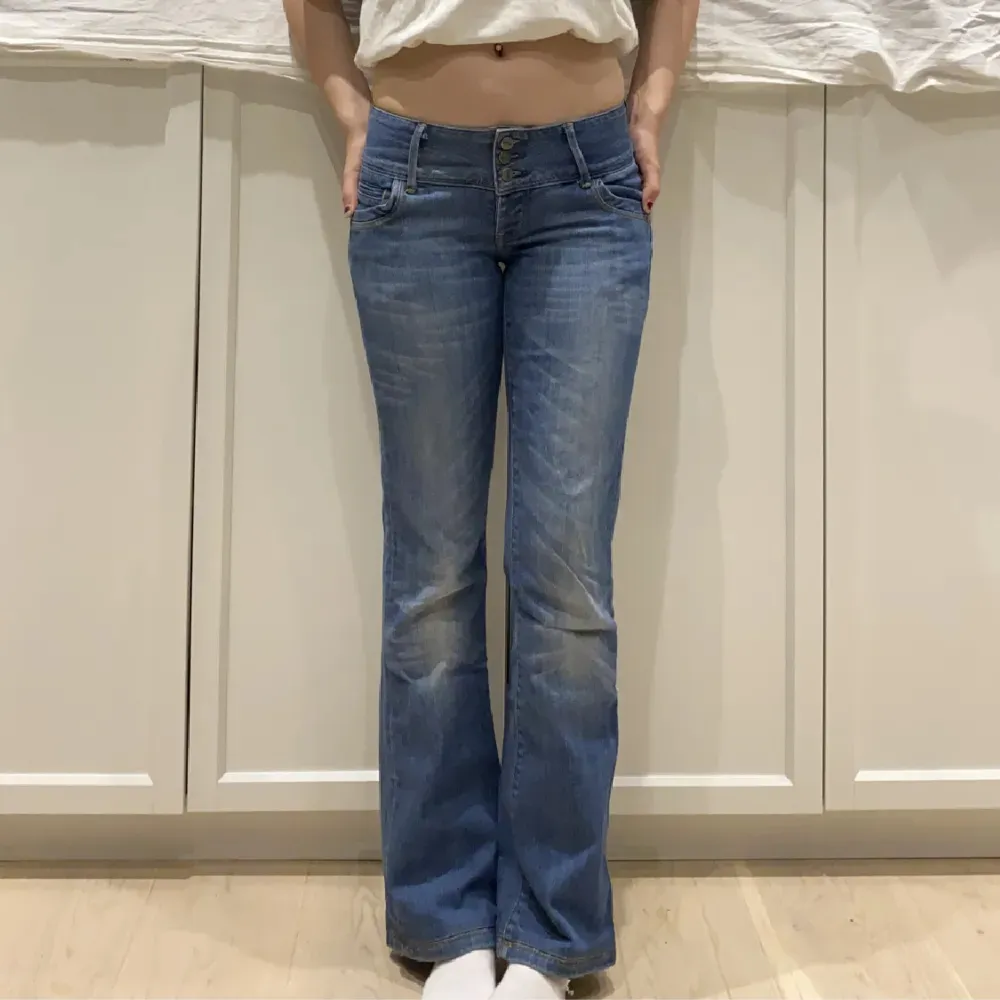 Lånade bilder från personen jag köpte de av! 💞Ett par superfina lågmidjade bootcut jeans från Cross.💗Säljer då de är för korta på mig som är ca 166 cm. ❤️Kan alltid skicka fler bilder på hur de ser ut. 🙌🏻De är i storlek W26 L34.💞. Jeans & Byxor.