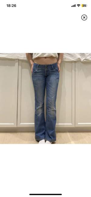 Lånade bilder från personen jag köpte de av! 💞Ett par superfina lågmidjade bootcut jeans från Cross.💗Säljer då de är för korta på mig som är ca 166 cm. ❤️Kan alltid skicka fler bilder på hur de ser ut. 🙌🏻De är i storlek W26 L34.💞
