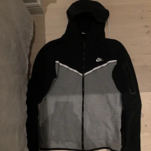 Nike tech grå/svart Medium - Grå Nike tech inget trasigt helt som ny storlek medium. Nypris 1200 dvs ett bra pris nu. Skriv om intresserade👌