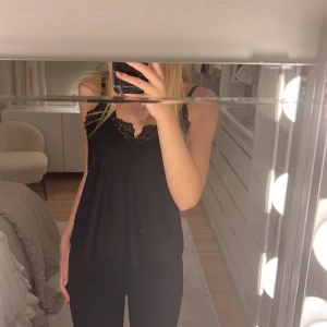 veromoda spetslinne  - säljer svart spetslinne från veromoda i nyskick. prislapp sitter kvar. säljer pga har dubbla. 