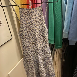 Klänning - Jättegullig klänning från hollister. Öppen rygg med knytning