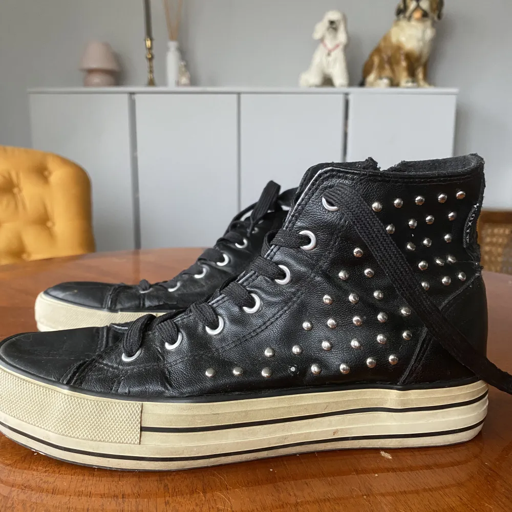 Coola skor i fejk skinn med nitar på!⭐️ Skorna har både dragkedja och knytning. Ser ungefär ut som converse.💋. Skor.