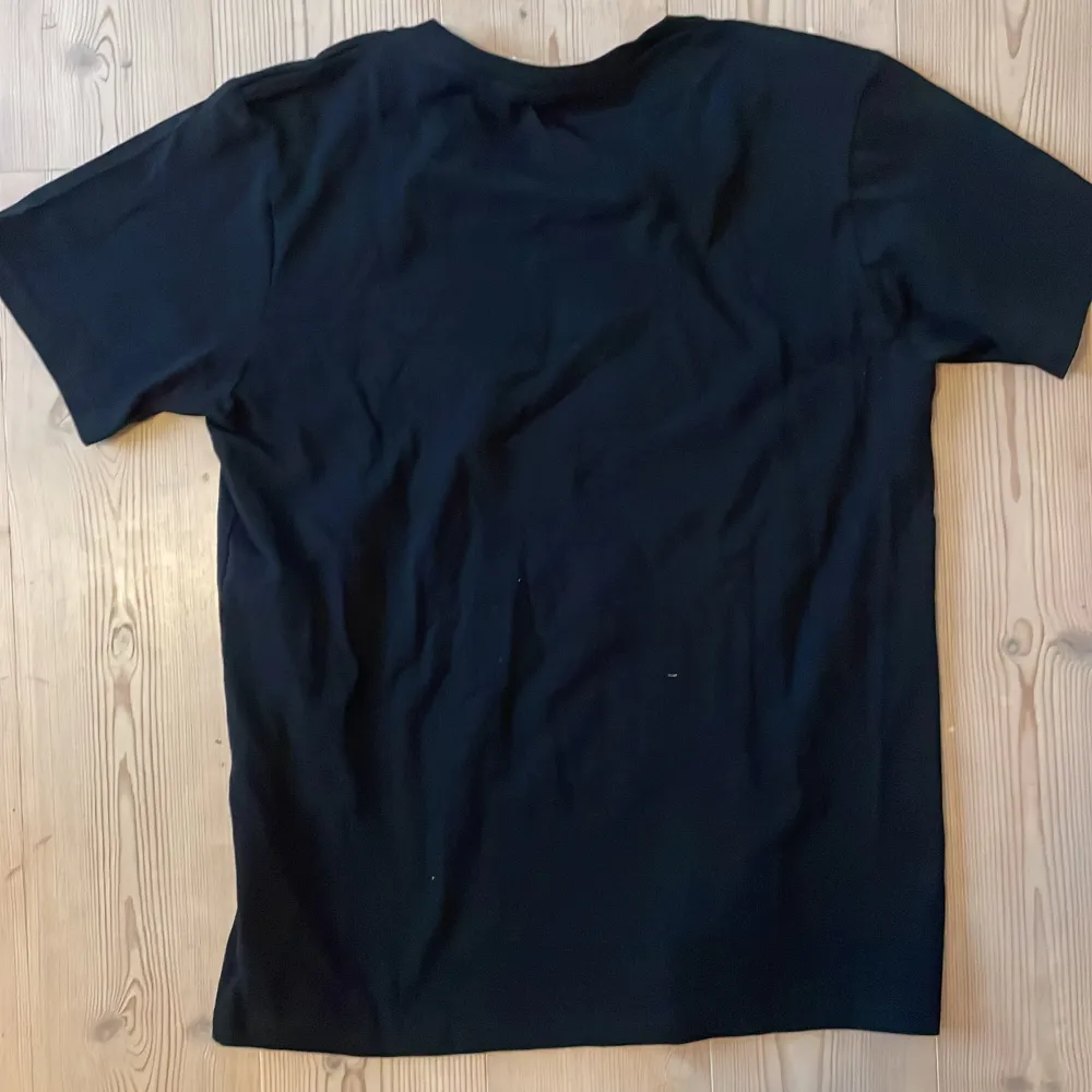 Helt ny cdg s-shirt i storlek XL men passar L/M. Skick 10/10 aldrig använd bara testad. . T-shirts.